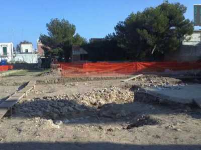 Una foto scattata da due giovani appassionati di archeologia urbana all'interno del sito neolitico di Palese